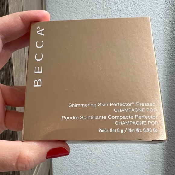 ✨NEW✨ BECCA Shimmering Skin Perfector Pressed Highlighter in Champagne Pop - Picture 2 of 4